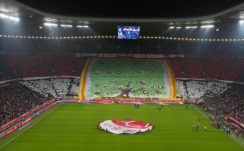Die Choreo zum 115. Jubiläum des FC Bayern vor dem Anpfiff gegen den 1. FC Köln.