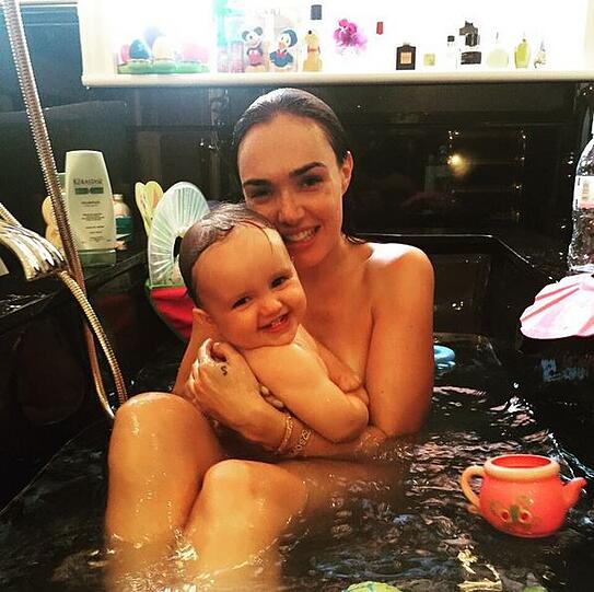 Tamara Ecclestone postet gerne Bilder von sich und Töchterchen Sophia.