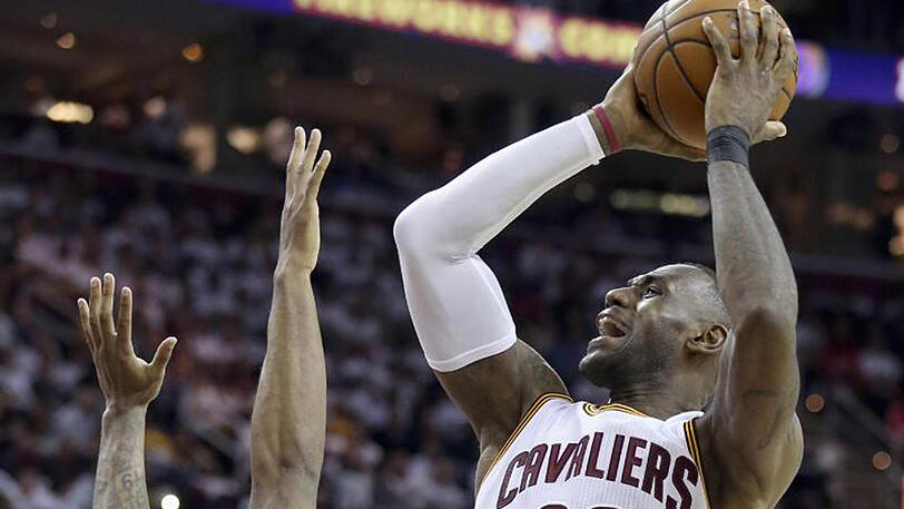 Lebron James (r) von den Cleveland Cavaliers kommt gegen Paul George von den Indiana Pacers zum Wurf.