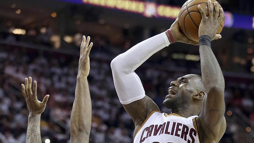 Lebron James (r) von den Cleveland Cavaliers kommt gegen Paul George von den Indiana Pacers zum Wurf. Lebron James (r) von den Cleveland Cavaliers kommt gegen Paul George von den Indiana Pacers zum Wurf.