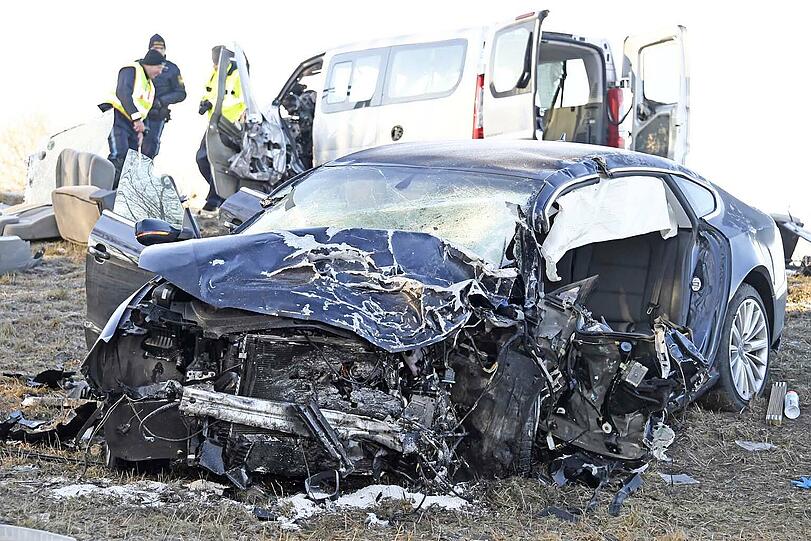 Durch den Zusammenstoß geriet der Kleinbus auf die linke Fahrbahnseite und prallte dort mit einem entgegenkommenden Audi A5 zusammen.