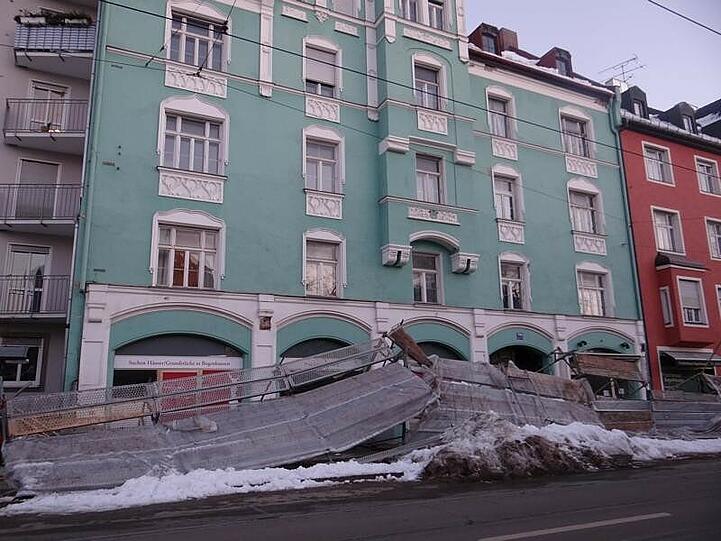 Einfach umgekippt: Das Gerüst vor dem Anwesen Ismaninger Straße 126 ist am Sonntagnachmittag eingestürzt. Zum Glück ging gerade niemand vorbei.