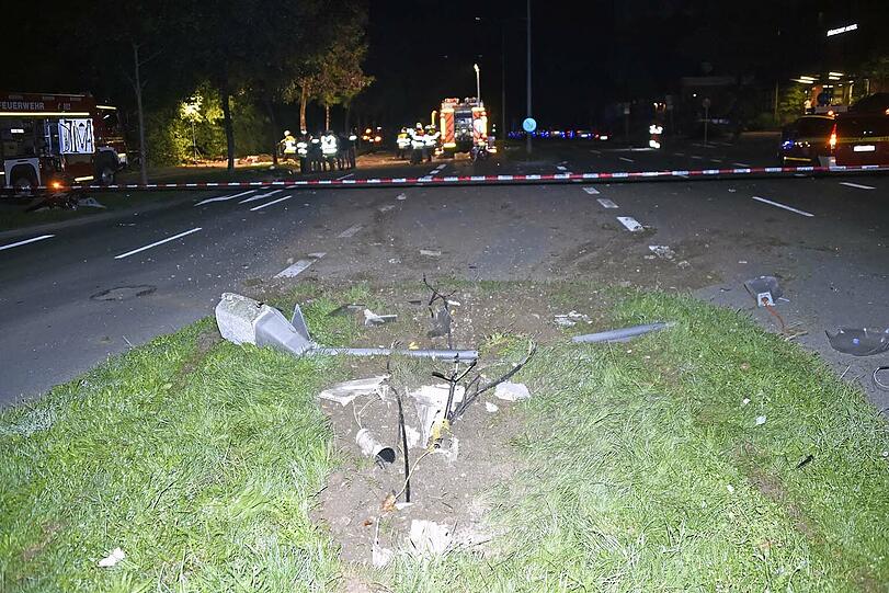 Die Laterne wurde 60 Meter durch die Luft geschleudert.