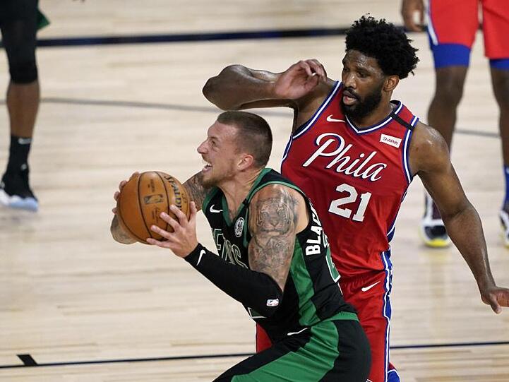 Daniel Theis (l) erzielte beim Sieg der Celtics neun Punkte.