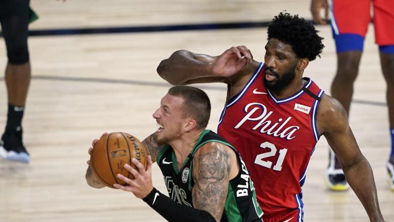 Daniel Theis (l) erzielte beim Sieg der Celtics neun Punkte. Daniel Theis (l) erzielte beim Sieg der Celtics neun Punkte.
