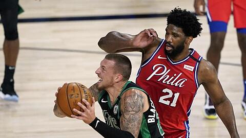 Daniel Theis (l) erzielte beim Sieg der Celtics neun Punkte.
