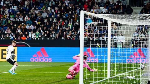 Stürmer Timo Werner (l) erzielt das 2:0.