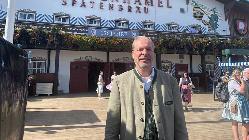 Auf der Wiesn daheim: Seit 2010 führt Michael F. Schottenhamel mit seinem Cousin Christian das Familienzelt in vierter Generation. Auf der Wiesn daheim: Seit 2010 führt Michael F. Schottenhamel mit seinem Cousin Christian das Familienzelt in vierter Generation.