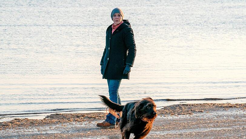 "Der Usedom-Krimi: Friedhof der Welpen": Karin Lossows (Katrin Sass) Hund Lucky nimmt Witterung auf.