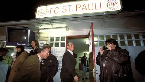 Der damalige Vizepräsident Karl-Heinz Rummenigge (li.) und Manager Uli Hoeneß verschwinden im Container.