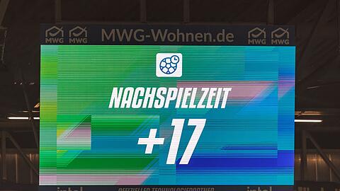 17 Minuten Nachspielzeit gibt es nach der Pyro-Unterbrechung.