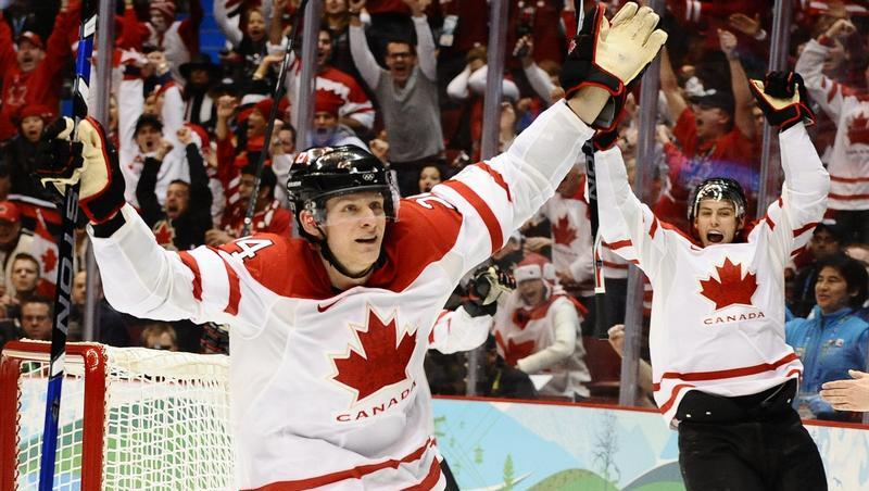 Der Kanadier Corey Perry (l) baut die Führung auf 2:0 aus. Der Kanadier Corey Perry (l) baut die Führung auf 2:0 aus.