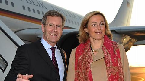 Bundespräsident Christian Wulff und seine Ehefrau Bettina besteigen in Berlin Tegel das Flugzeug Richtung Ankara