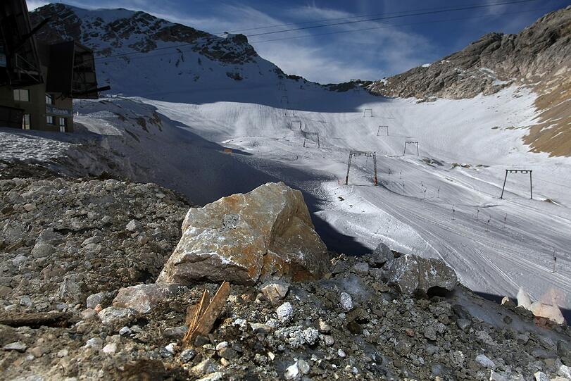 Sogar in den bayrischen Alpen liegt verhältnismäßig wenig Schnee, so wie hier auf der Zugspitze bei Grainau.