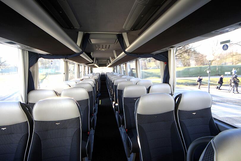 Der EHC München reist fortan sicher, bequem und ausgeruht: Am Donnerstag nahmen die Münchner Kufen-Cracks ihren neuen Mannschaftsbus vom EHC Partner MAN in Empfang - Die Bilder.