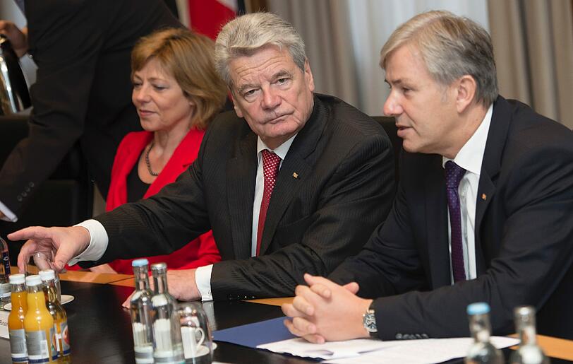 Berlin/ Berlins Regierender Buergermeister Klaus Wowereit (SPD, r.), Bundespraesident Joachim Gauck und seine Lebensgefaehrtin Daniela Schadt sitzen am Montag (22.10.12) im Roten Rathaus in Berlin waehrend einer Sitzung des Senats nebeneinander.