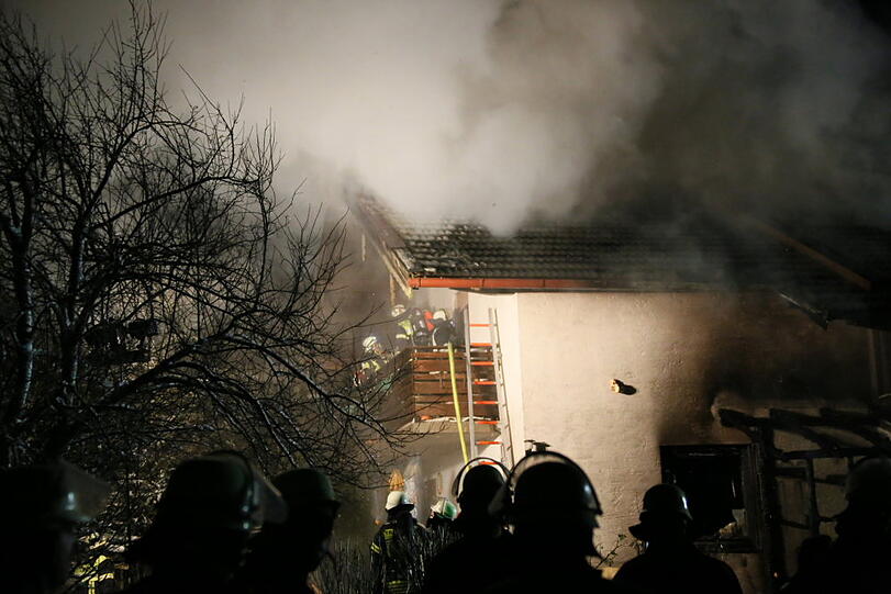 Das Haus in Pittenhart stand in den Abendstunden im Flammen.