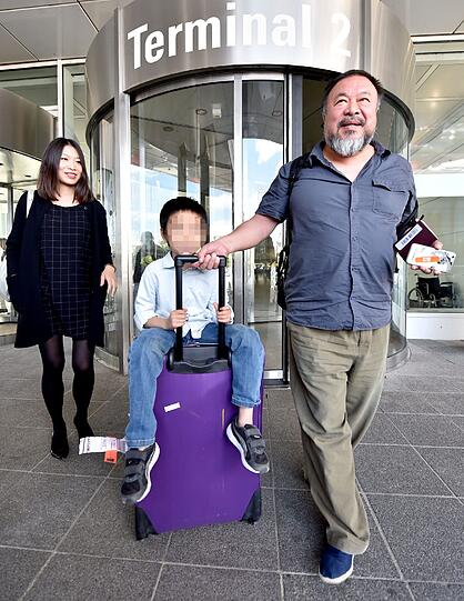 Künstler Ai Weiwei ist am Donnerstag in München gelandet: die Bilder vom Flughafen.