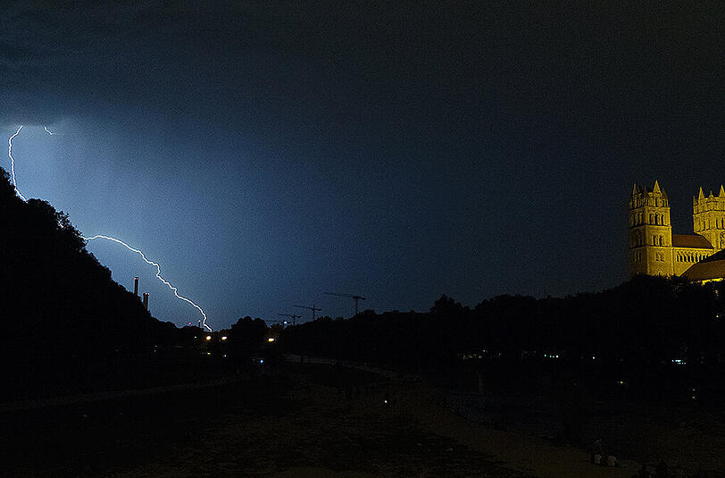 Auch in München kracht's am Wochenende immer wieder - das Wetter für die nächsten Tage.