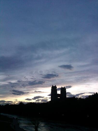 Die Pfarrgemeinde St. Maximilian in der Au, stimmungsvoll im Sonnenuntergang.