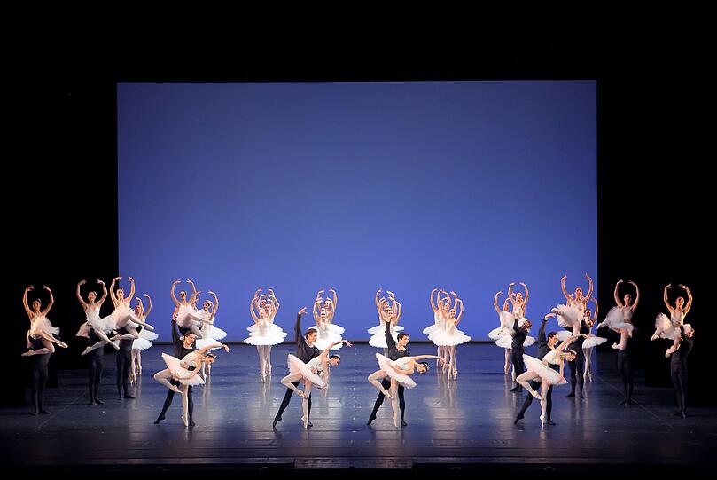 Szene aus Balanchines &bdquo;Sinfonie in C&ldquo;.