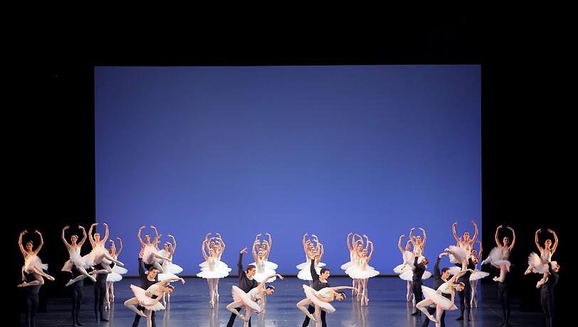 Szene aus Balanchines „Sinfonie in C“. Szene aus Balanchines „Sinfonie in C“.