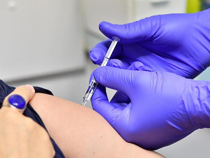 Impfung gegen Grippe. Foto: Martin Schutt/zb/dpa/Symbolbild