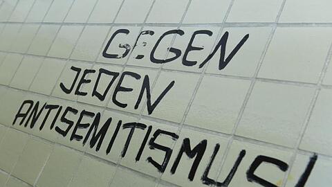 Der Spruch "Gegen jeden Antisemitismus!" prangt an einer Wand.