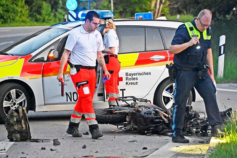 Trotz der medizinischen Maßnahmen erlag die 49-Jährige noch am Unfallort ihren schweren Verletzungen.