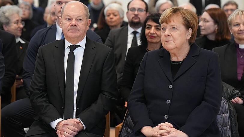 Am ökumenischen Gottesdienst im Vorfeld des Trauerstaatsakts für Rita Süssmuth nahmen auch Altkanzler Olaf Scholz und Altkanzlerin Angela Merkel teil. Am ökumenischen Gottesdienst im Vorfeld des Trauerstaatsakts für Rita Süssmuth nahmen auch Altkanzler Olaf Scholz und Altkanzlerin Angela Merkel teil.