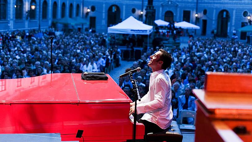 Martin Schmitt in der M&uuml;nchner Residenz. Der Pianist, S&auml;nger, Kabarettist, Komponist und Texter wurde 1968 in Pasing geboren. Er stand gemeinsam mit Chuck Berry, Jerry Lee Lewis und Helge Schneider auf der B&uuml;hne.