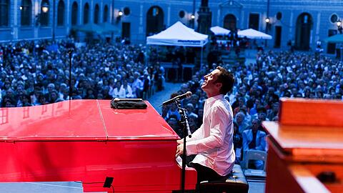 Martin Schmitt in der M&uuml;nchner Residenz. Der Pianist, S&auml;nger, Kabarettist, Komponist und Texter wurde 1968 in Pasing geboren. Er stand gemeinsam mit Chuck Berry, Jerry Lee Lewis und Helge Schneider auf der B&uuml;hne.