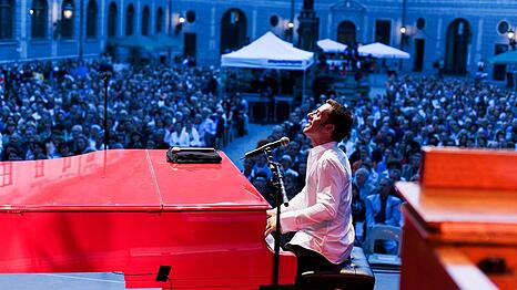 Martin Schmitt in der M&uuml;nchner Residenz. Der Pianist, S&auml;nger, Kabarettist, Komponist und Texter wurde 1968 in Pasing geboren. Er stand gemeinsam mit Chuck Berry, Jerry Lee Lewis und Helge Schneider auf der B&uuml;hne.