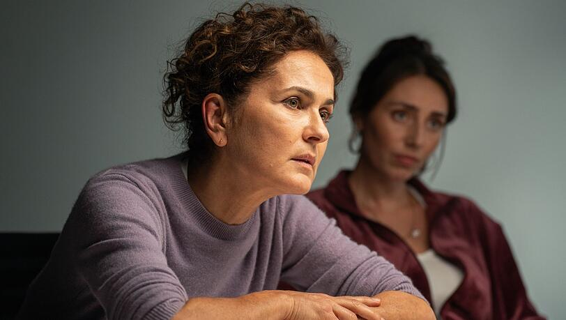 Die erfahrene und doch unkonventionelle Kommissarin Sarah Frankfurter (Marie-Lou Sellem, links) durchleuchtet einen Verdächtigen im Verhörraum. Mit ihrer Assistentin (Leona Grundig) versucht sie in "Frankfurt Mord - Ein neues Leben" den gewaltsamen Tod einer gutbürgerlichen Frau um die 40 aufzuklären. Der neue ZDF-Krimi könnte zur Reihe werden. Die erfahrene und doch unkonventionelle Kommissarin Sarah Frankfurter (Marie-Lou Sellem, links) durchleuchtet einen Verdächtigen im Verhörraum. Mit ihrer Assistentin (Leona Grundig) versucht sie in "Frankfurt Mord - Ein neues Leben" den gewaltsamen Tod einer gutbürgerlichen Frau um die 40 aufzuklären. Der neue ZDF-Krimi könnte zur Reihe werden.
