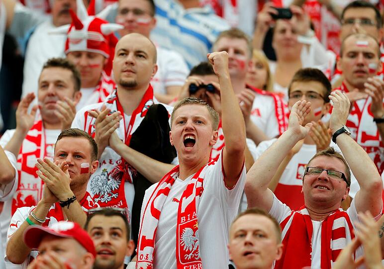 Endlich geht's los! Die EM wird in Warschau eröffnet. Hübsche Fans, skurrile Verkleidungen und die Eröffnungsfeierlichkeiten - hier gibt's die Bilder