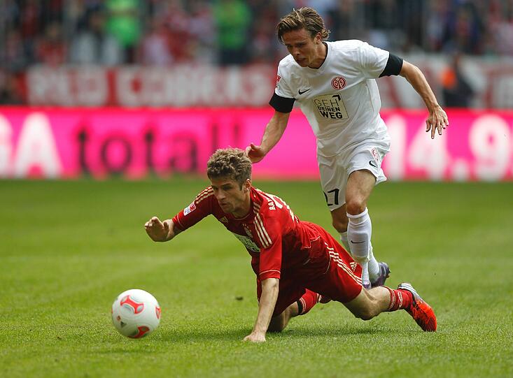 THOMAS MÜLLER: Note 3. Hat einen &bdquo;kleinen Lauf&ldquo;, wie er sagte. Klein? Großer Lauf! Bereitete das 1:0 von MM perfekt vor. In dieser Form vermisst keiner Arjen Robben als Rechtsaußen. Später Pech beim Abschluss. Doch nur ein Mini-Lauf?