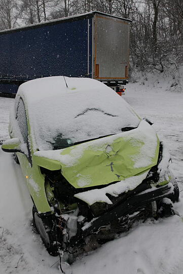 Der Unfallverursacher musste mittels Rettungsspreizer aus seinem PKW befreit werden.