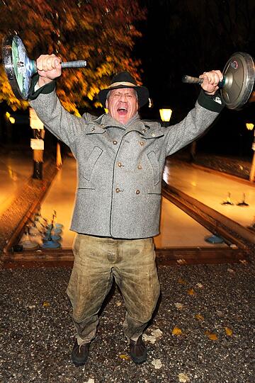 Promi-Wirt Hugo Bachmaier bei der 7. Angermaier Eisstock-WM in Tracht im Biergarten des Park Café München in München am 19.11.2013.