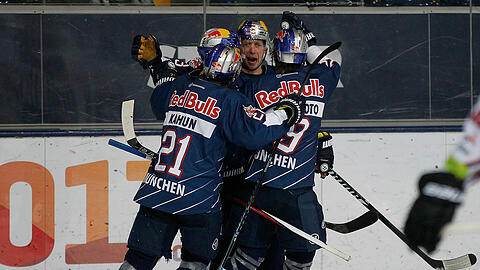 Der EHC bejubelt ein Tor beim 4:1-Sieg im ersten Playoff-Viertelfinale gegen Bremerhaven.