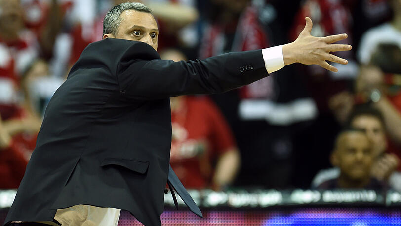 Dejan Radonjic: der neue Basketball-Trainer des FC Bayern gestikuliert an der Seitenlinie.