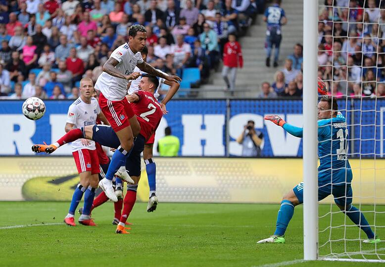 Bayern-Angreifer Sandro Wagner behauptet sich gegen die HSV-Abwehr - mit Leo Lacroix (Mitte) und Torwart Tom Mickel (rechts).