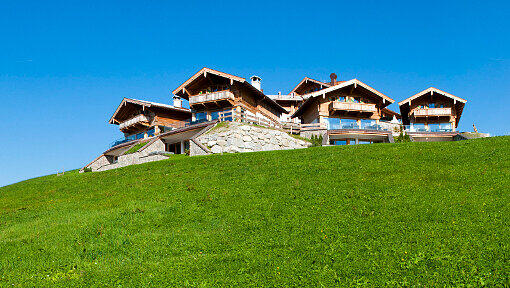 Maierl-Alm & Chalets bedeutet höchster Luxus inmitten von Bergen. Maierl-Alm & Chalets bedeutet höchster Luxus inmitten von Bergen.