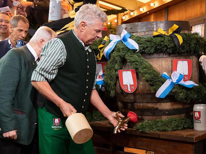 Dieter Reiter (SPD) schwingt den Hammer beim traditionellen Fassanstich.