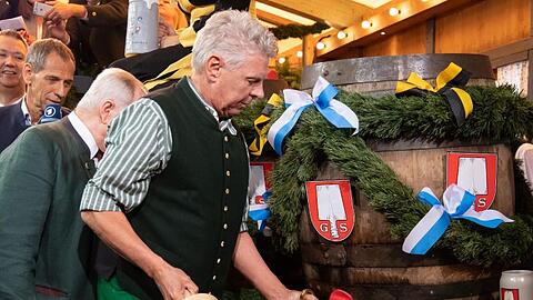Dieter Reiter (SPD) schwingt den Hammer beim traditionellen Fassanstich.