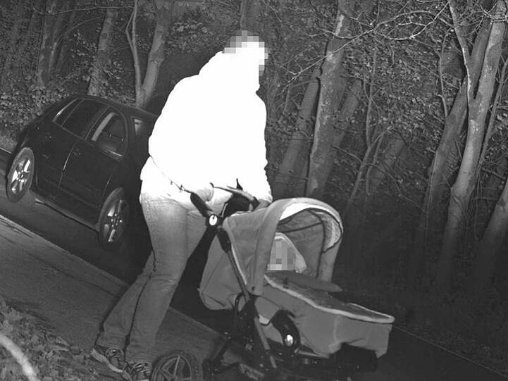 Genau in dem Moment, als das Auto mit Tempo 61 in einer 50er-Zone geblitzt wurde, schob eine Frau einen Kinderwagen durchs Bild.