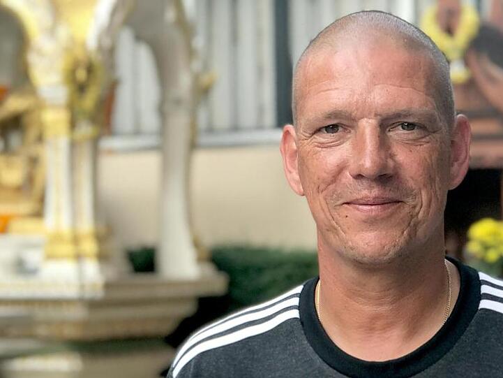 Christian Ziege, früherer Star des FC Bayern München, steht in Bangkok vor einem Tempel. Foto: Christoph Sator/Archivbild