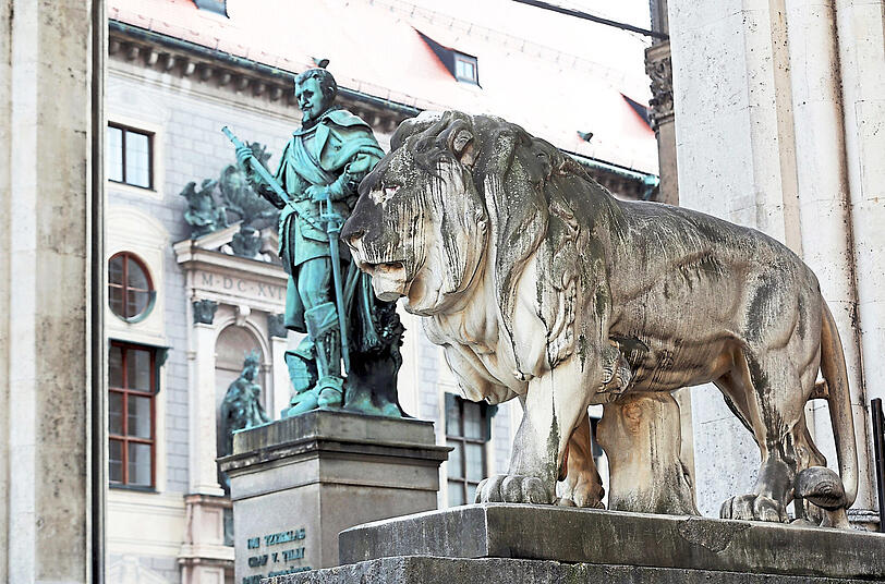 Einer der beiden Löwen, mehr schwarz als weiß: Die Feldherrnhalle am Odeonsplatz ist zuletzt in den 50er Jahren renoviert worden - damals wurden Kriegsschäden beseitigt. Fotos: