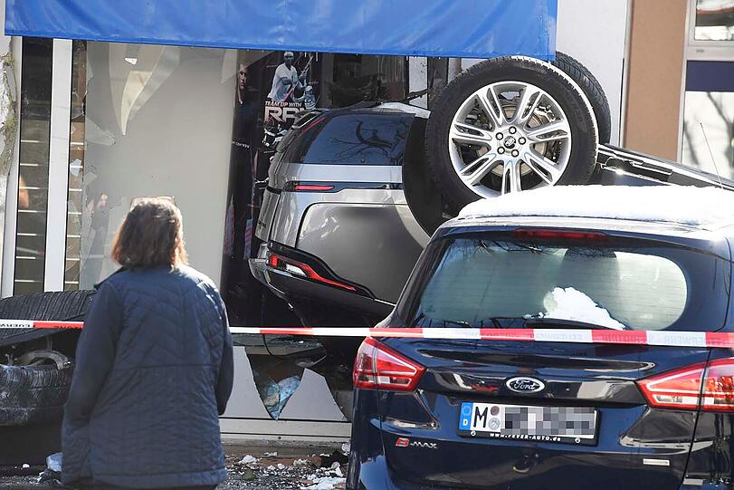 Der Range Rover hinterlässt eine Spur der Verwüstung in Vaterstetten.