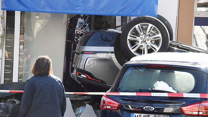 Der Range Rover hinterlässt eine Spur der Verwüstung in Vaterstetten. Der Range Rover hinterlässt eine Spur der Verwüstung in Vaterstetten.