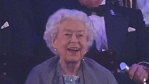 Die Queen strahlt bei ihrem Auftritt am Sonntagabend auf Schloss Windsor.